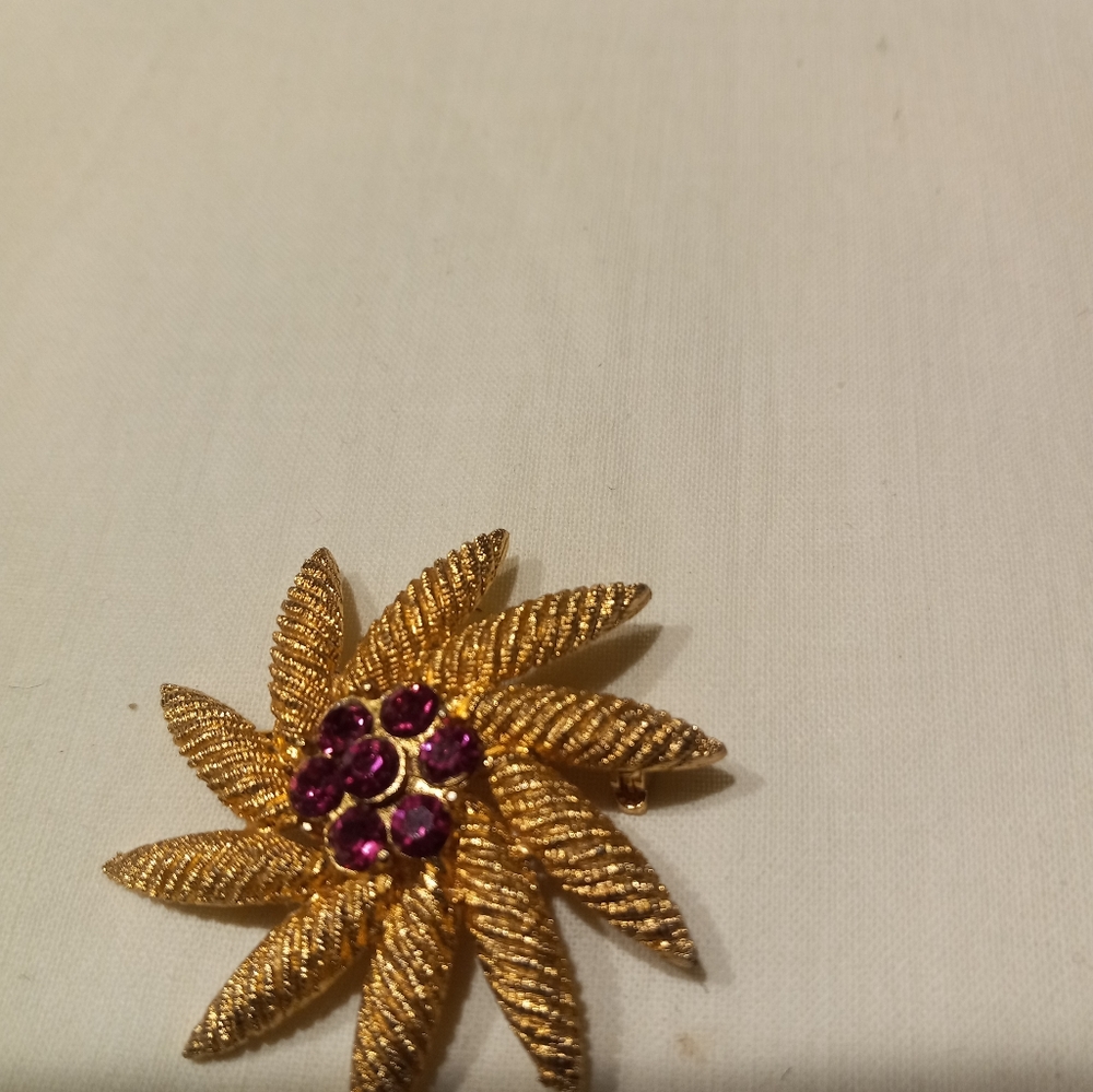 Gold brooch with pink stones